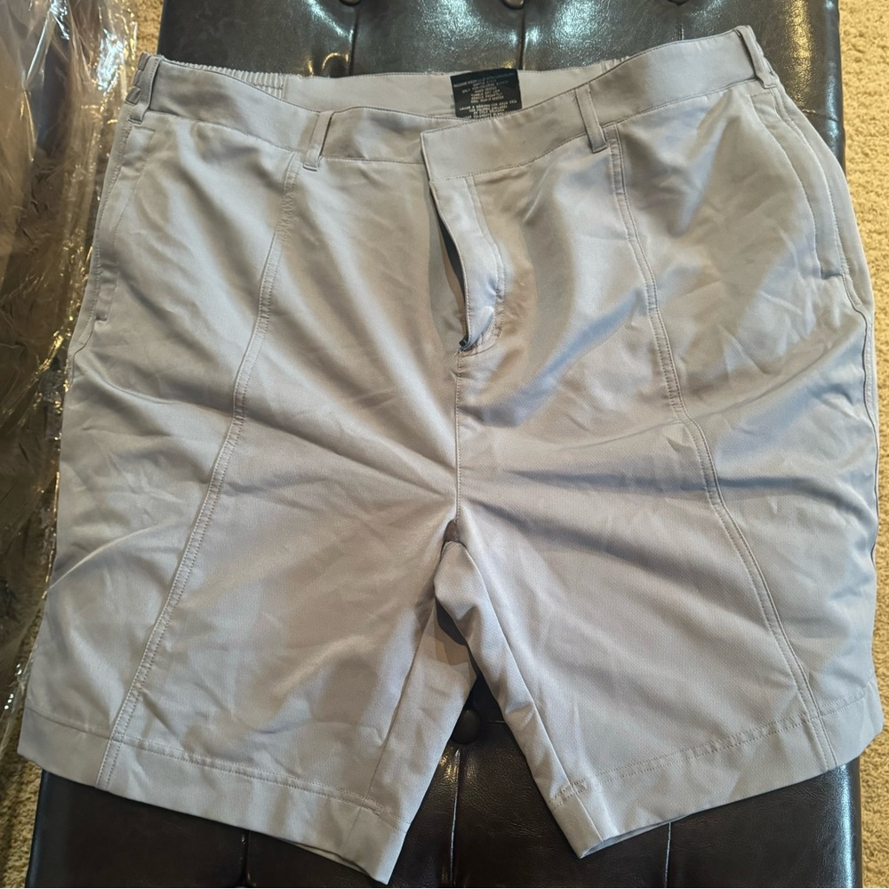 - 32 degrees shorts in polyester. Size 18w